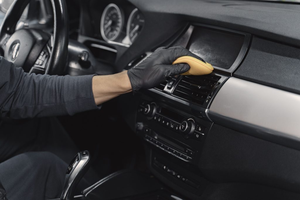 man polish salon car garage (1)